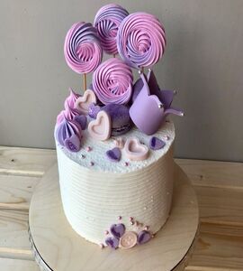 Торт розово-фиолетовый с короной №165223