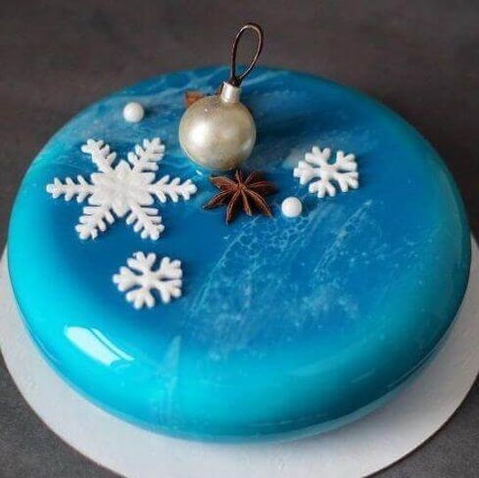 Торт Новогодний без мастики с шаром и снежинками
