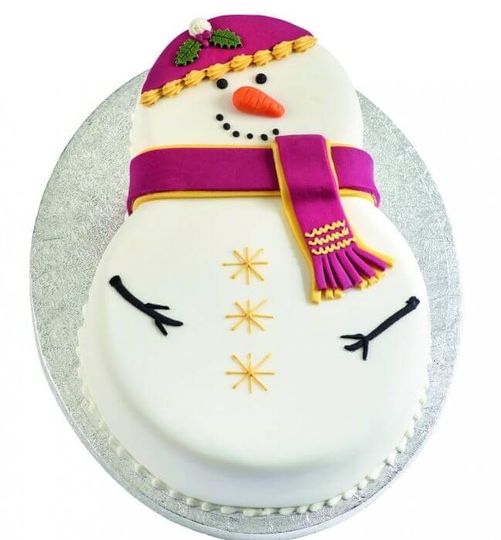 Торт в форме снеговика в шапке и шарфе
