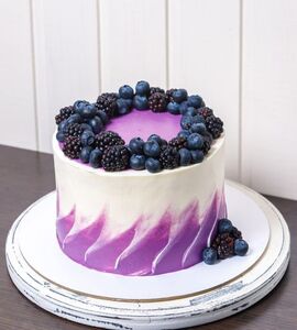 Торт черно-фиолетовый с ягодами №185509