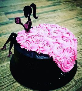 Торт черно-розовый девочке с юбочкой №185410