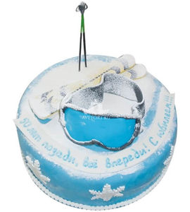 Торт с лыжным инвентарем в снегу