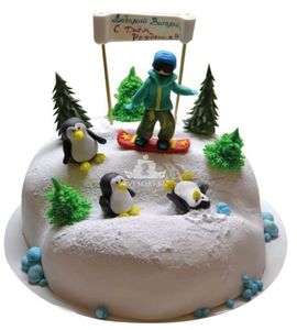 Торт со сноубордистом и пингвинами в лесу