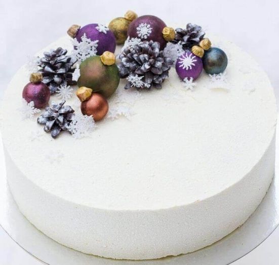 Торт Новогодний без мастики с шарами и шишками