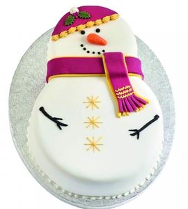 Торт в форме снеговика в шапке и шарфе