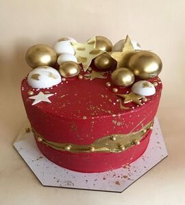 Торт красный с золотом №139122