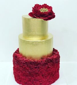 Торт красный с золотом №139124