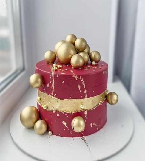 Торт красный с золотом №139133