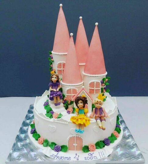 Торт в виде замка с принцессами №485604
