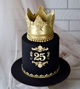 Торт черный с короной №185905