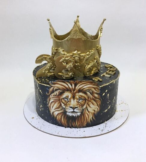 Торт черный с короной №185907
