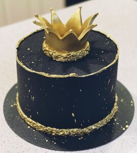 Торт черный с короной №185912