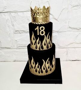 Торт черный с короной №185920