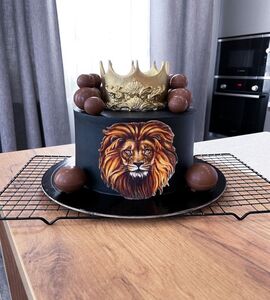 Торт черный с короной №185923