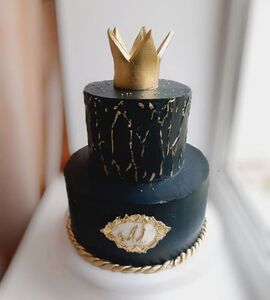 Торт черный с короной №185925