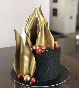 Торт черный с золотом №129420