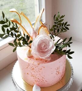 Торт розовый с золотом №142910