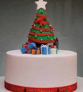 Торт новогодний с елкой и подарками