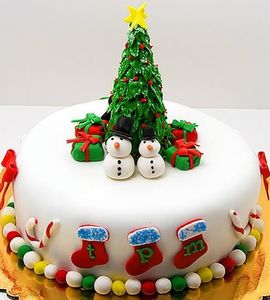 Торт с елкой снеговиками и подарками