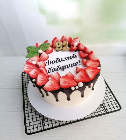 Торт на 92 года женщине с клубникой №112306