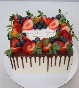 Торт прямоугольный с ягодами №163605