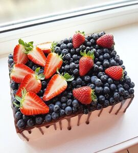 Торт прямоугольный с ягодами №163614