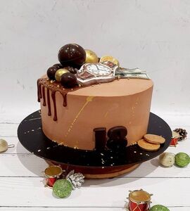 Торт коричневый с золотом №153223