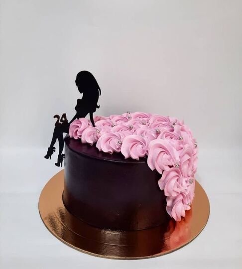 Торт черный с девочкой в розовом платье №143314