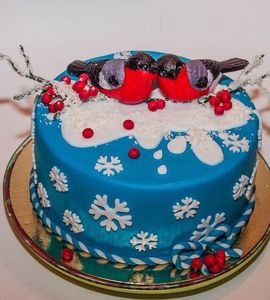 Торт с фигурками снегирей и ягодами рябины