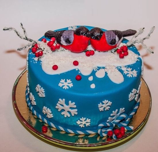 Торт с фигурками снегирей и ягодами рябины