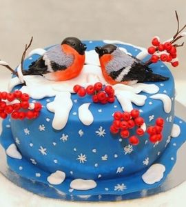 Торт со снегирями и рябиной бело-синий