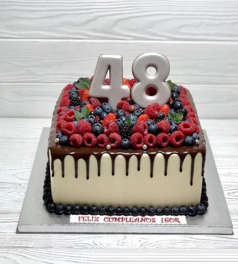 Торт на 48 лет женщине с ягодами №108808