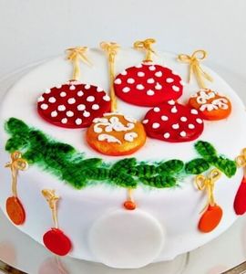 Торт новогодний с ёлочными украшениями