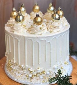 Торт с золотыми ёлочными шарами