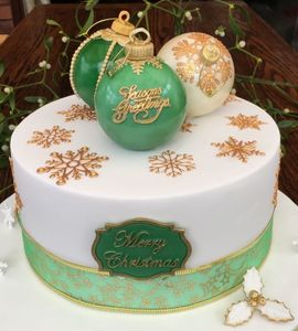 Торт стильный с елочными шарами