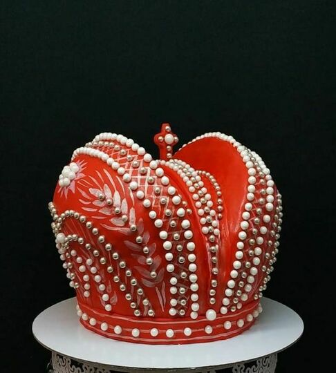 Торт в форме красной короной №485310