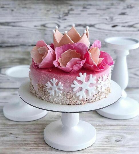 Торт розовый с короной №485311