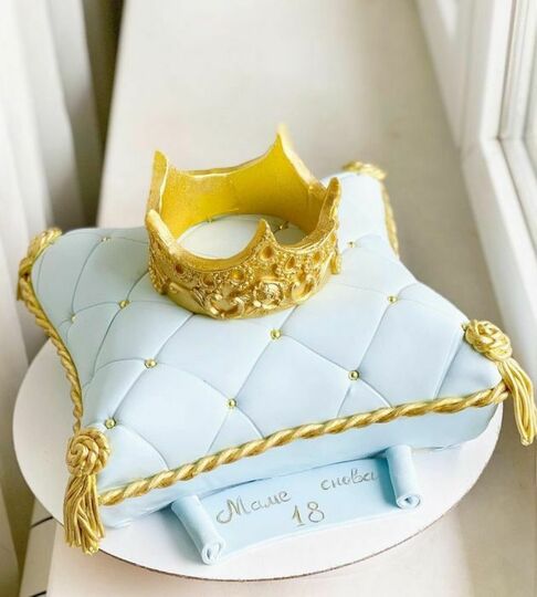 Торт подушка голубая с короной №485317