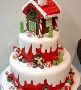 Торт трехъярусный в виде сладкого домика