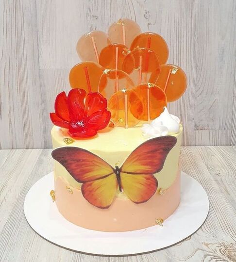 Торт с бабочками для девочки с леденцами №127605
