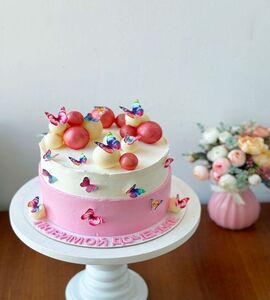 Торт с бабочками и шарами для девочки №127613