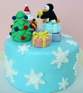 Торт с белым мишкой и пингвином