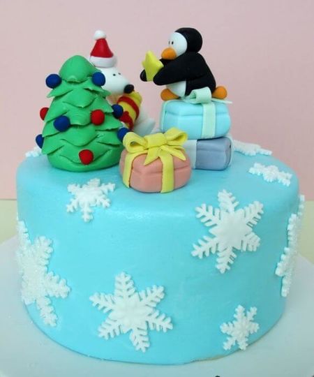 Торт с белым мишкой и пингвином